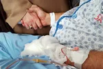 فرزندان رهبر انقلاب از مجروحان لبنانی عیادت کردند (۱۲ مهر ۱۴۰۳) + تصاویر