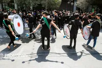 مشهدالرضا(ع)؛ غرق در ماتم و عزای سقای دشت کربلا | عزاداران و هیئت‌های مذهبی در خیابان‌های اطراف حرم مطهر رضوی به سوگ علمدار کربلا نشستند + فیلم