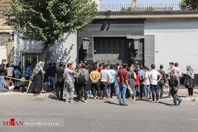 سرگردانی افغانستانی‌ها در مقابل سفارت آلمان