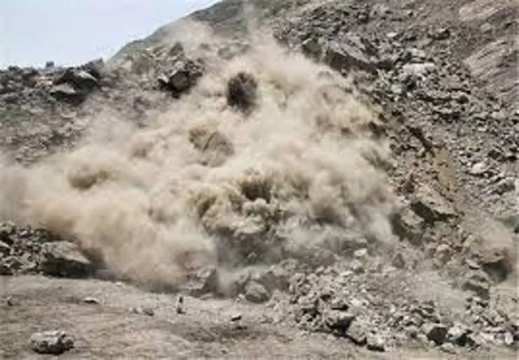 لحظه هولناک ریزش کوه در جاده هراز + فیلم و علت حادثه