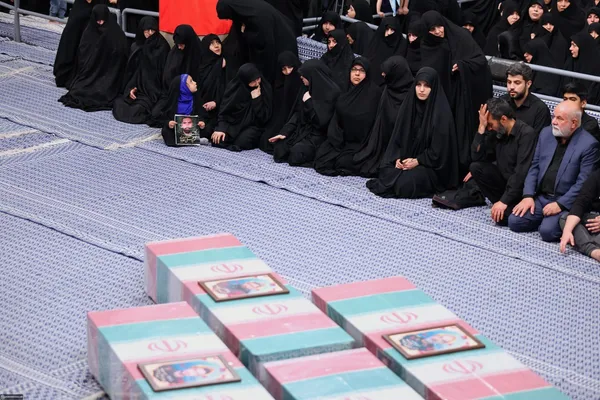 اقامه نماز رهبر معظم انقلاب بر پیکر شهدای حمله تروریستی به سفارت ایران در دمشق + فیلم و تصاویر