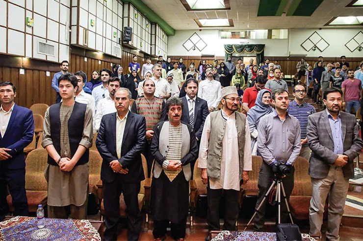 چمنزاریم و از یک شاخساریم