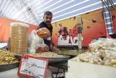 ارائه ارزاق با ۴۰ درصد تخفیف و میوه با قیمت عرضه مستقیم در رویداد چله‌بازار در مشهد| پیش‌بینی تمهیدات لازم برای مقابله با بحران احتمالی+ فیلم