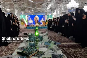 دختران خورشید | دختران نوجوان در مراسم معنوی بسته&zwnj;بندی نبات متبرک پای سفره امام رضا (ع) نشستند