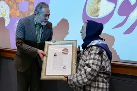 بانوی هنرمند عرصه دوبله نشان درجه یک هنری دریافت کرد