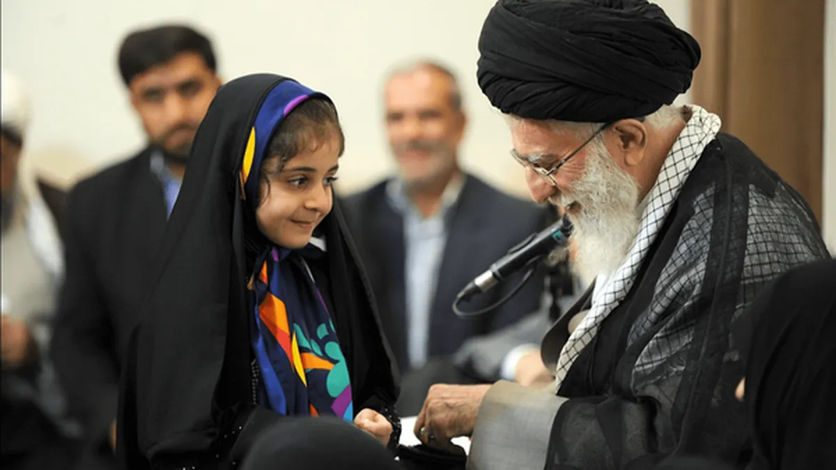 وقتی دو دختر جوان بابت عذرخواهی از رهبر شهید به تهران آمدند