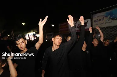 عکس‌هایی از مراسم علم کشیِ مهاجران افغانستانی در گلشهر مشهد