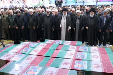 عکس‌هایی از اقامه نماز رهبر انقلاب بر پیکر رئیس‌جمهور شهید و همراهان گرامی ایشان