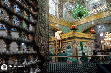 تعویض پرچم گنبد و پوش ضریح مطهر حرم رضوی همزمان با سوم ربیع الاول