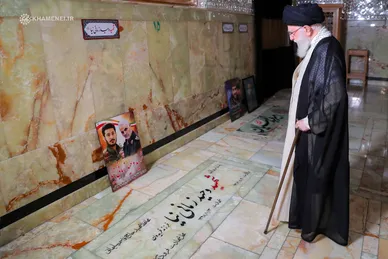 عکس‌هایی از حضور رهبر انقلاب بر مزار شهیدان امیرعبداللهیان، موسوی، جلادتی و زمانی‌نیا