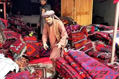 گلیم‌های رنگارنگ بازار میمنه در فاریاب افغانستان