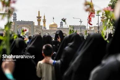 گزارش تصویری | آیین گلباران حرم امام‌رضا(ع) در نخستین روز دهه کرامت ۱۴۰۴