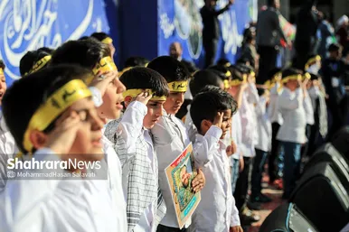 اجرای سرود «سلام فرمانده» با حضور دهه هشتادی و نودی ها در عرصه میدان شهدا مشهد