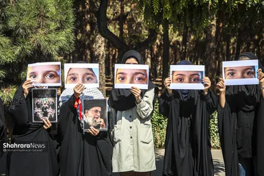 گزارش تصویری | تشکیل بزرگترین زنجیره انسانی جان فدا توسط مردم و دانشجویان مشهدی در دانشگاه فردوسی
