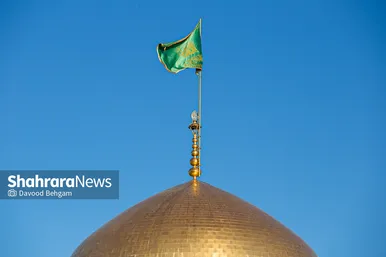 آیین تعویض پرچم گنبد منور حرم مطهر رضوی