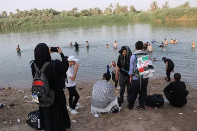 زائران پیاده اربعین در مسیر کربلا