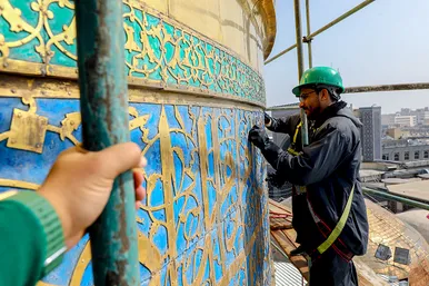 شست و شوی گنبد منور رضوی در آستانه سال نو و ماه مبارک رمضان