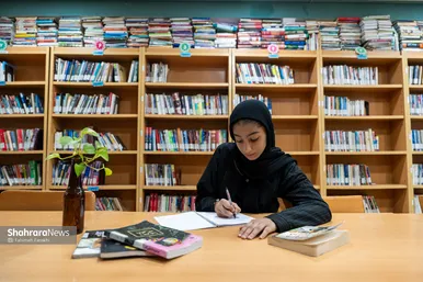 مریم بازرک دختری بود که دوست داشت معروف شود و به شعر و کتاب علاقه داشت، ریحانه هم عشقش شعر و ادبیات است