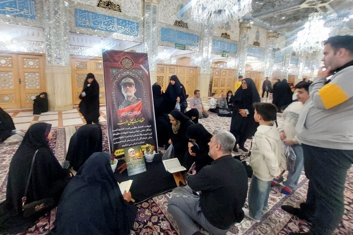 حضور زائران رضوی در کنار مزار سردار سرلشگر شهید محمد شیرازی
