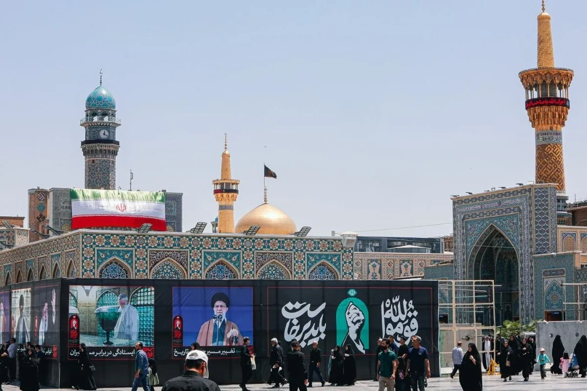 آماده‌سازی حرم مطهر امام رضا(ع) در آستانه تشییع رهبر شهید انقلاب + تصاویر