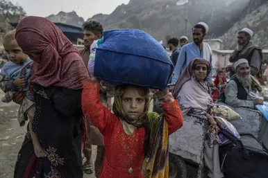 عکس‌هایی از بازگشت اجباری مهاجران افغانستانی از پاکستان