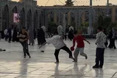 ویدئو | بازی فوتبال و حال خوب کودکان و نوجوانان در صحن حرم مطهر امام رضا علیه السلام