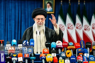 عکس‌هایی از حضور رهبر معظم انقلاب در شعبه اخذ رأی چهاردهمین انتخابات ریاست‌جمهوری
