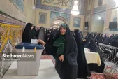 آغاز فرایند اخذ رأی در حرم امام‌رضا(ع) (۸ تیر ۱۴۰۳) + فیلم و تصاویر