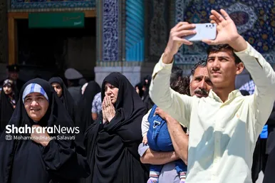 مجموعه عکس | تعویض پرچم گنبد مطهر رضوی به احترام شهادت رئیس جمهور و هیئت همراه