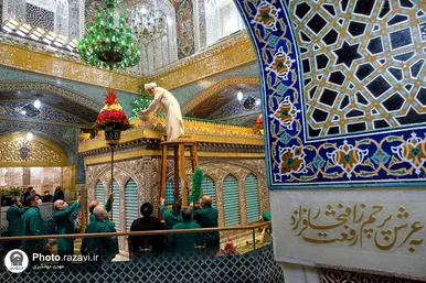 تعویض پرچم گنبد و پوش ضریح مطهر حرم رضوی همزمان با سوم ربیع الاول