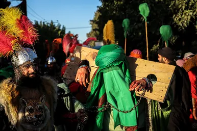 حرکت کاروان نمادین اسرای کربلا در مشهد