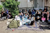 گزارشی از ازدحام افغانستانی‌ها در خیابان پاکستان | مهاجران افغانستانی برای دریافت مدرک شناسایی جدید مجبورند روز‌ها مقابل سفارت در نوبت ب‏مانند