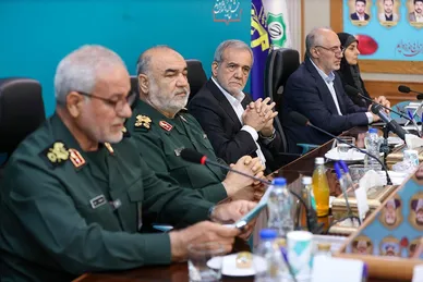 عکس‌هایی از حضور رئیس‌جمهور در قرارگاه سازندگی خاتم‌الانبیا(ص)