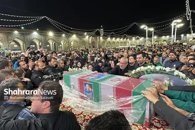 استقبال زائران و مجاوران حرم امام‌رضا(ع) از پیکر شهید امیرعبداللهیان