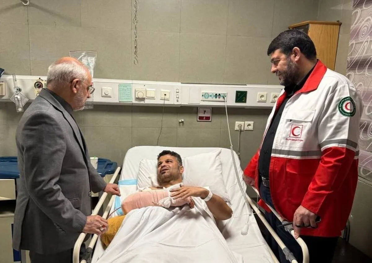 عیادت محمد مخبر، رئیس دفتر رئیس جمهور و جمعی از نمایندگان مجلس تهران از مصدومان حمله دشمن صهیونیستی