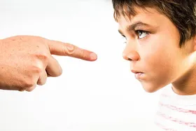 با کودکی که دست بزن دارد چطور برخورد کنیم؟