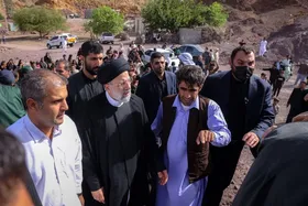 دیدار چهره&zwnj;به&zwnj;چهره آیت&zwnj;الله رئیسی با مردم روستای محروم تنگه&zwnj;شاه کرمان