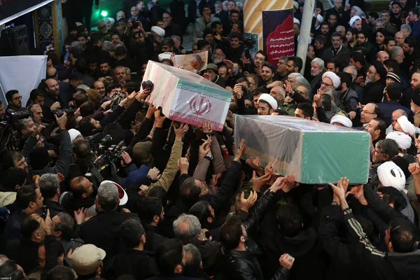 تصاویر مراسم وداع با حاج قاسم و هم رزمان شهیدش از نگاه سایت رهبری