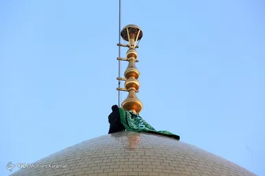 آیین تعویض پرچم گنبد حرم حضرت معصومه(س)