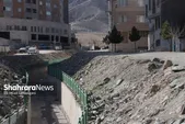 کوچه خاکی مجتمع لویزان در بلوار دلاوران مشهد در گیرودار طرح تفصیلی