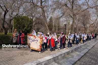 کاشت گل‌های بهاری توسط دانش آموزان در مشهد