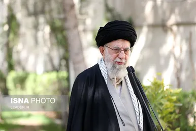 گزارش تصویری کاشت سه اصله نهال میوه توسط مقام معظم رهبری