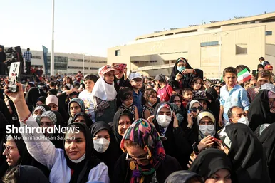 اجرای سرود «سلام فرمانده» با حضور دهه هشتادی و نودی ها در عرصه میدان شهدا مشهد