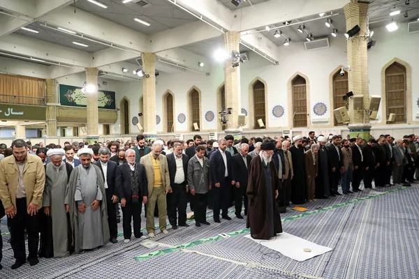 دیدار شاعران با رهبر انقلاب برگزار شد | آیت الله خامنه‌ای: شعر فارسی در جنگ رسانه ای، کم‌نظیر و قدرتمند است + فیلم و عکس