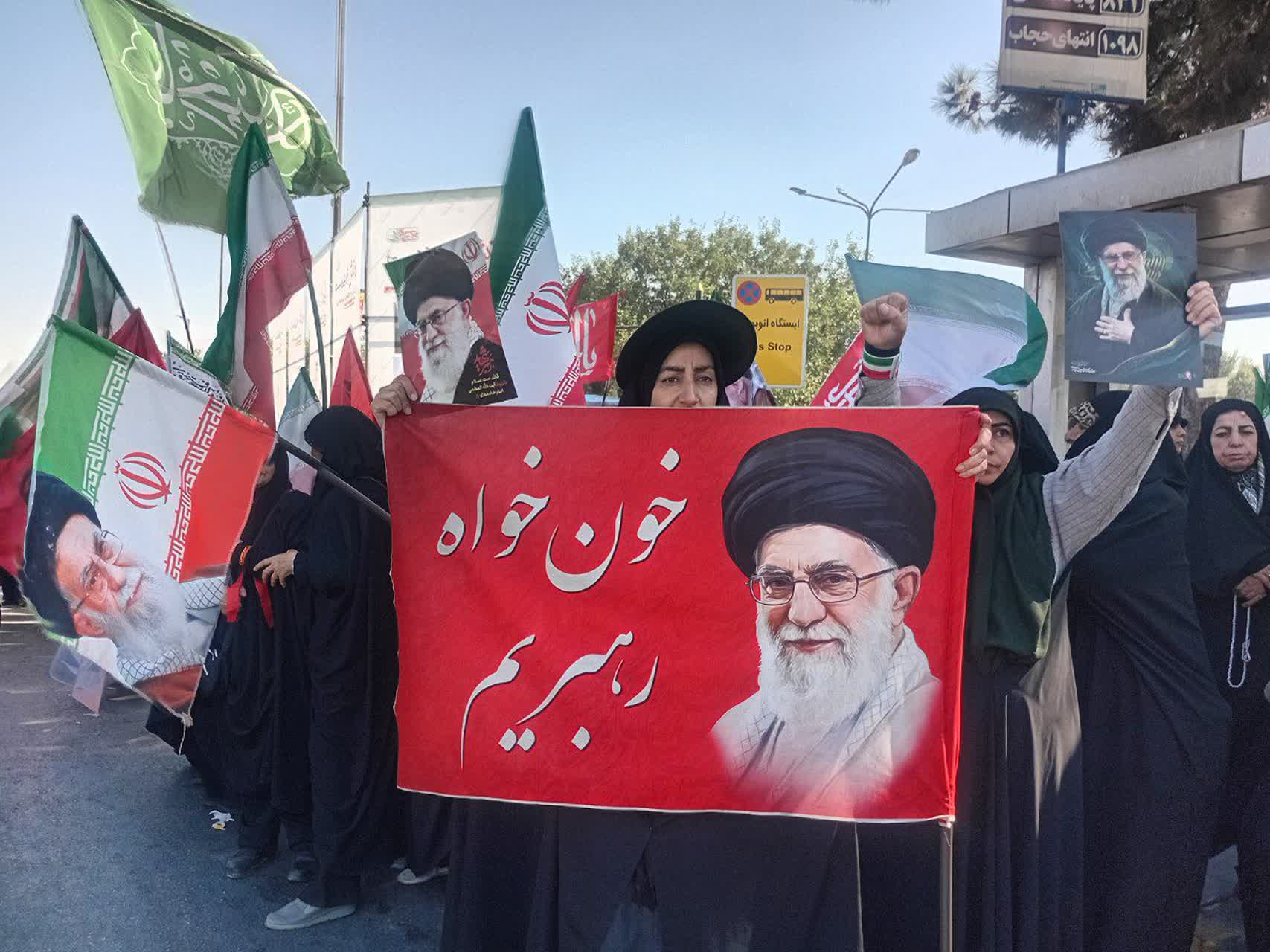 روایتِ زنجیره ۱۲ کیلومتریِ خانوادههای مشهدی | مادران با کودکانشان آمدند روایتِ زنجیره ۱۲ کیلومتریِ خانوادههای مشهدی | مادران با کودکانشان آمدند