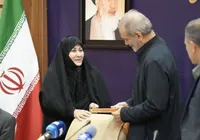 اهدای کتاب «پاییز آمد» به رئیس جمهور توسط همسر سردار شهید احمد یوسفی