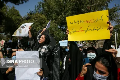تجمع افغانستانی‌های مقیم تهران و مشهد در مقابل کنسولگری پاکستان