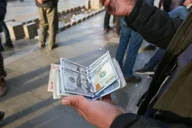 وضعیت بازارهای طلا، دلار و کالاهای وابسته به ارز در روز مذاکرات | خواب نیمروزی بازارها