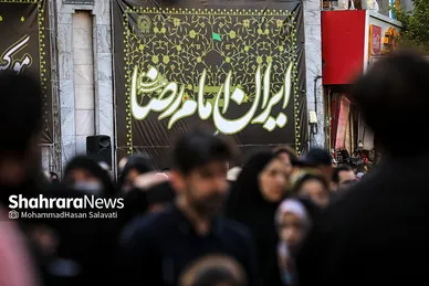 تشرف زائران و مجاوران رضوی به حرم امام رئوف در روز زیارتی آن حضرت
