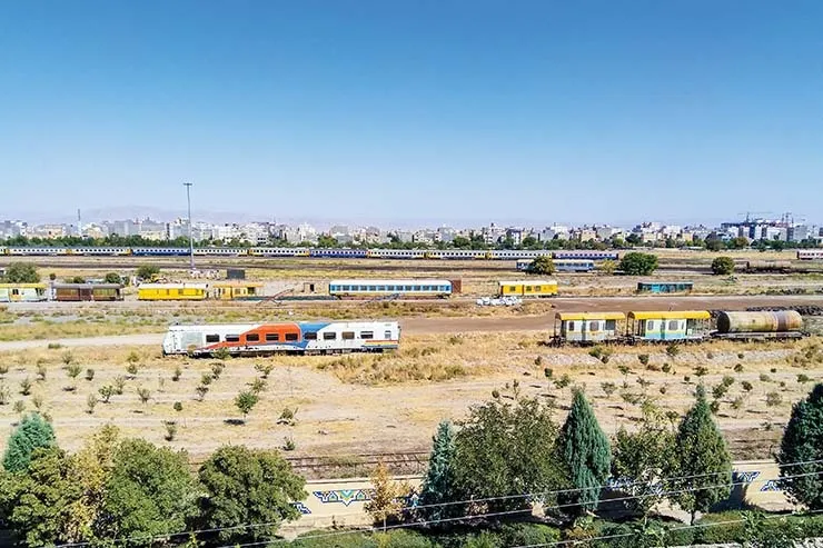 مابین دود، صدا و خطوط راه‌آهن